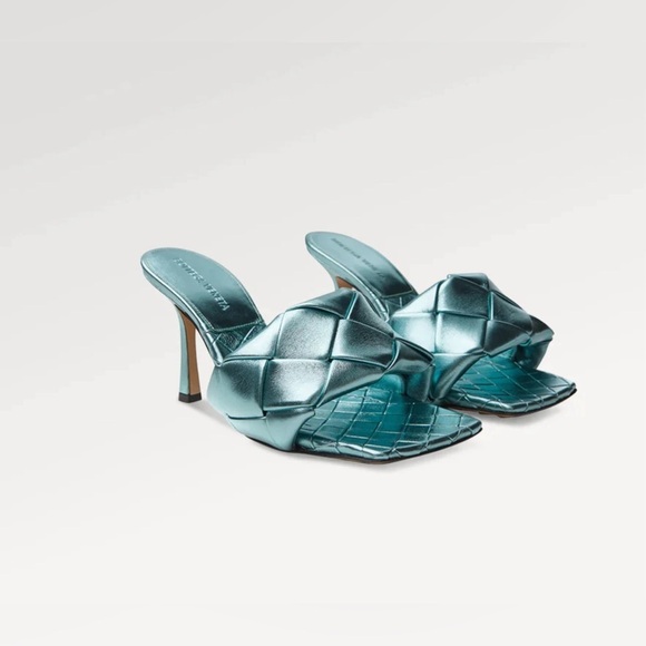 BOTTEGA VENETA
BOTTEGA VENETA LIGHT BLUE METAL MULE 'LIDO' SANDAL - Picture 3 of 13